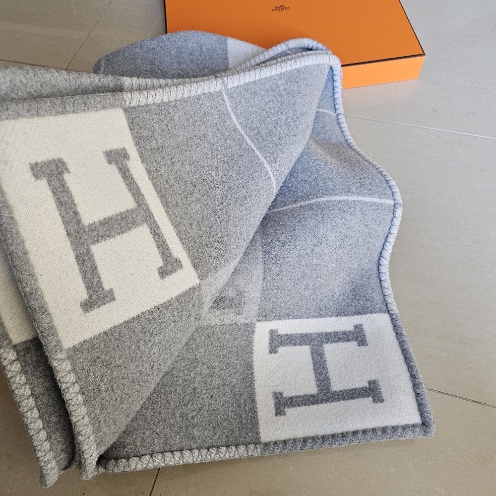 Hermes Avalon III Throw Blanket - Picture 2 of 4